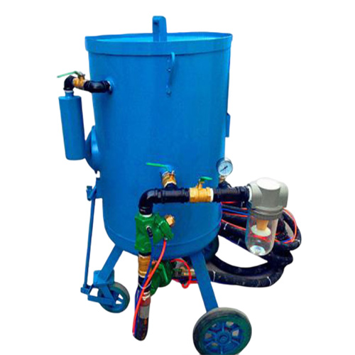 Portable sandblasting machine